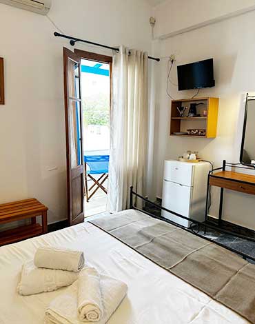 Kyrikos rooms στη Σίφνο - Δίκλινο δωμάτιο με θέα στον κήπο