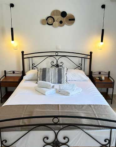 Kyrikos rooms στη Σίφνο - Δίκλινο με θέα στο βουνό