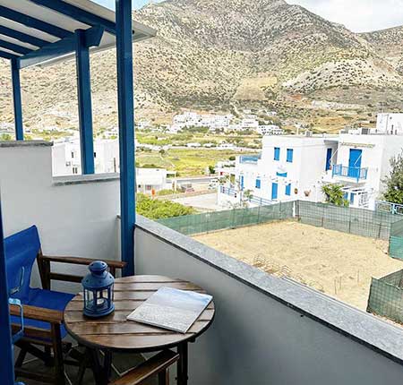 Double room with double bed and mountain view