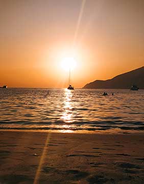 Ηλιοβασίλεμα στις Καμάρες Σίφνου