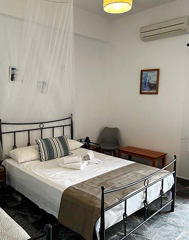 Kyrikos rooms στη Σίφνο - Δίκλινο δωμάτιο με θέα στον κήπο και στο βουνό