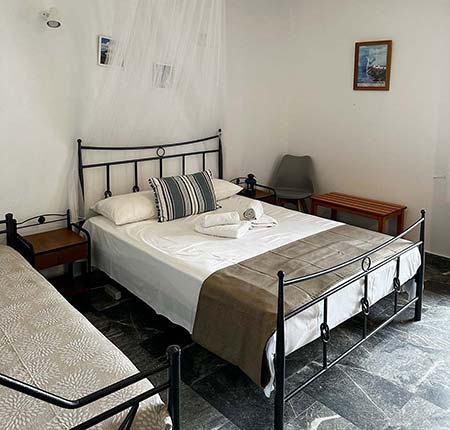 Δίκλινο δωμάτιο με διπλό κρεβάτι και θέα στο βουνό και στον κήπο