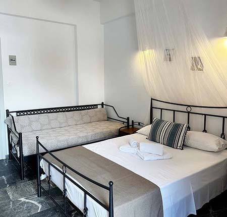 Δίκλινο δωμάτιο με διπλό κρεβάτι και θέα στο βουνό και στον κήπο